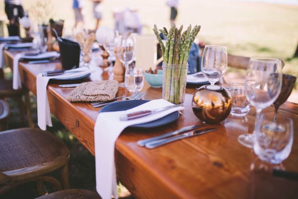 restaurant-dinner-festive-lunch-cutlery-table-wine-glass-wedding-no-people-event-wedding-reception_t20_kneo1p.jpg